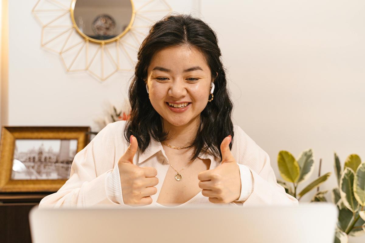 Thumbs up during ESL coaching